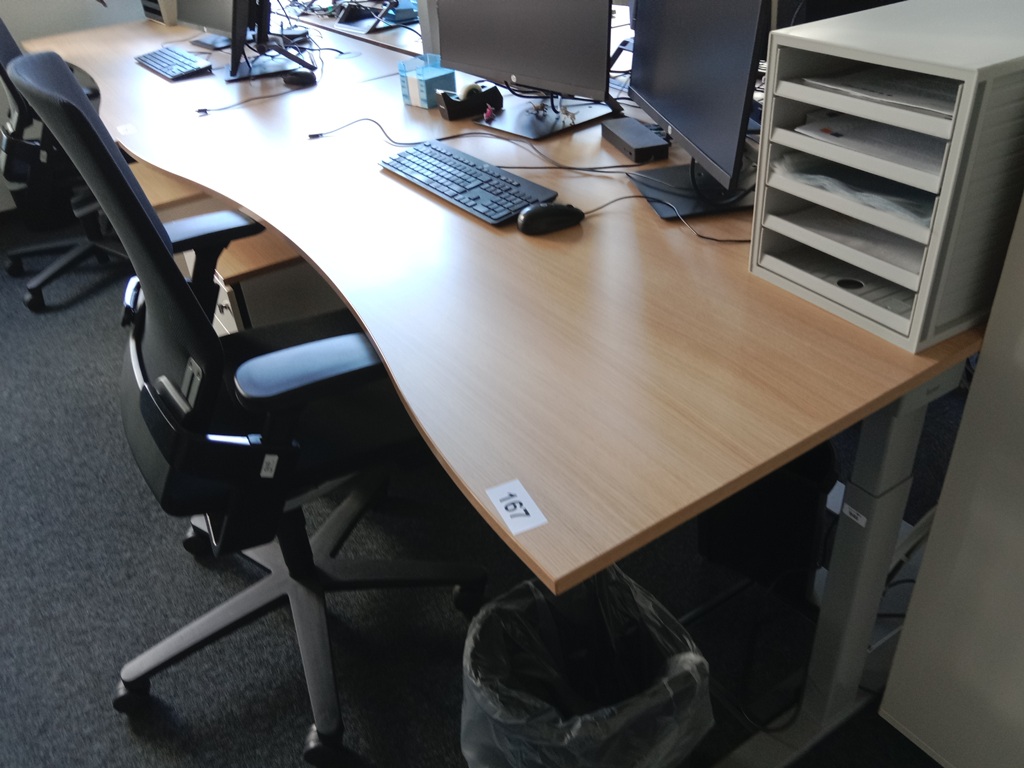 Schreibtisch geschwungen, h&ouml;henverstellbar, Ma&szlig;e: L 180 x B 90 cm