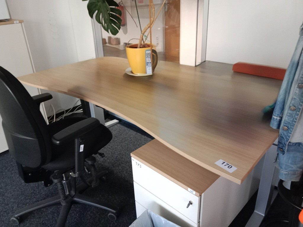 Schreibtisch geschwungen, h&ouml;henverstellbar, Ma&szlig;e: L 180 x B 90 cm?d=2026-09-02 17:22:35