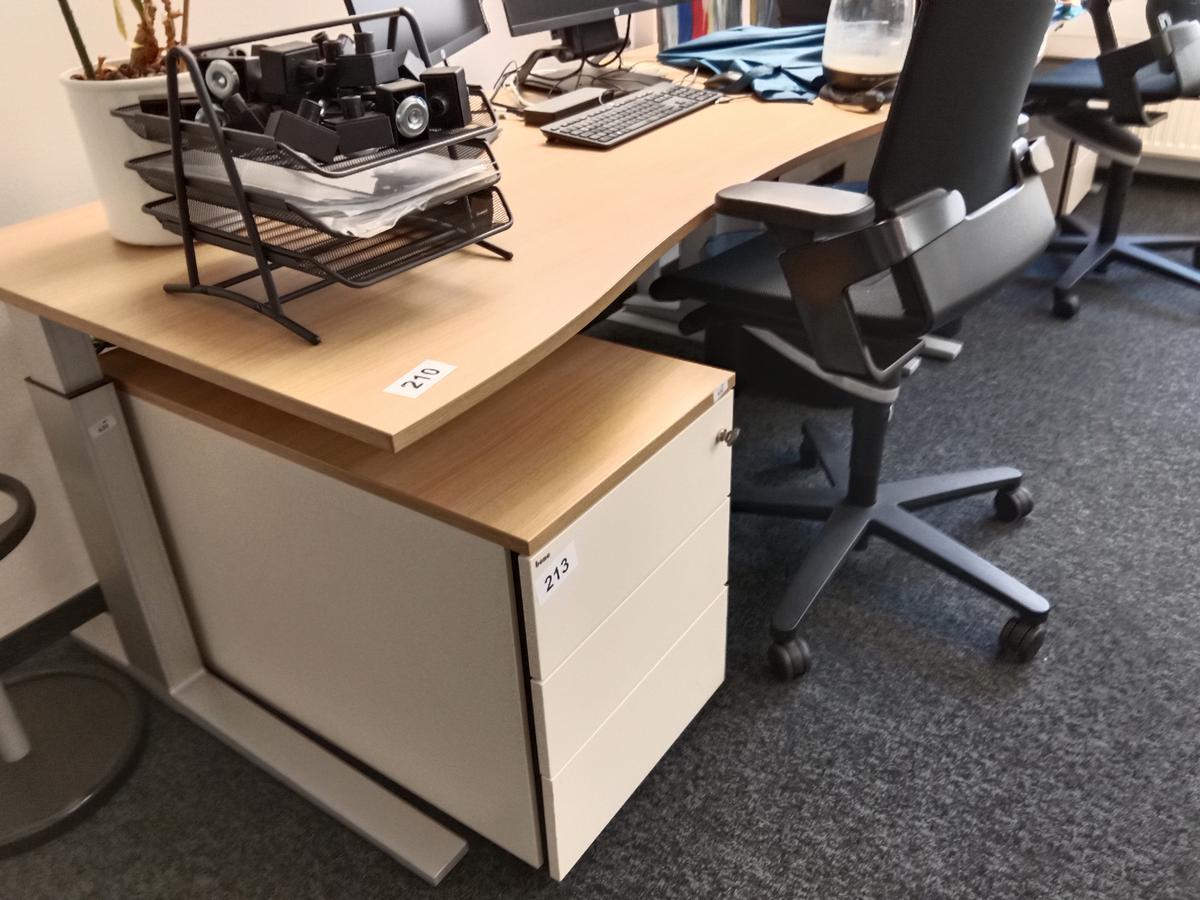 Schreibtisch geschwungen, h&ouml;henverstellbar, Ma&szlig;e: L 180 x B 90 cm