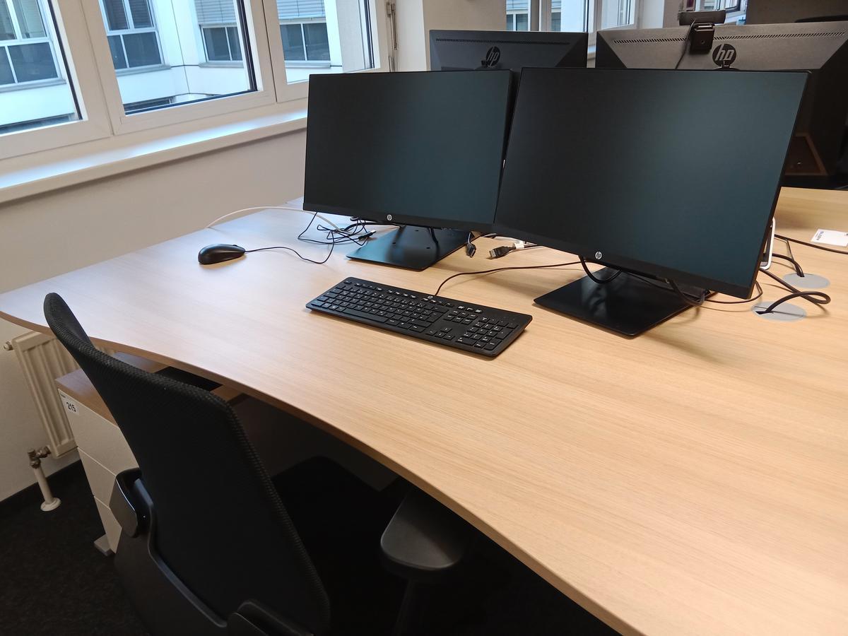 Schreibtisch geschwungen, h&ouml;henverstellbar, Ma&szlig;e: L 180 x B 90 cm