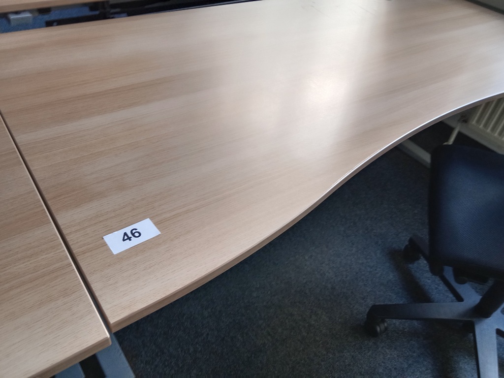 Schreibtisch geschwungen, h&ouml;henverstellbar, Ma&szlig;e: L 180 x B 90 cm