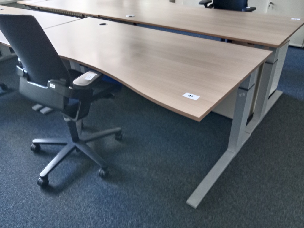 Schreibtisch geschwungen, h&ouml;henverstellbar, Ma&szlig;e: L 180 x B 90 cm