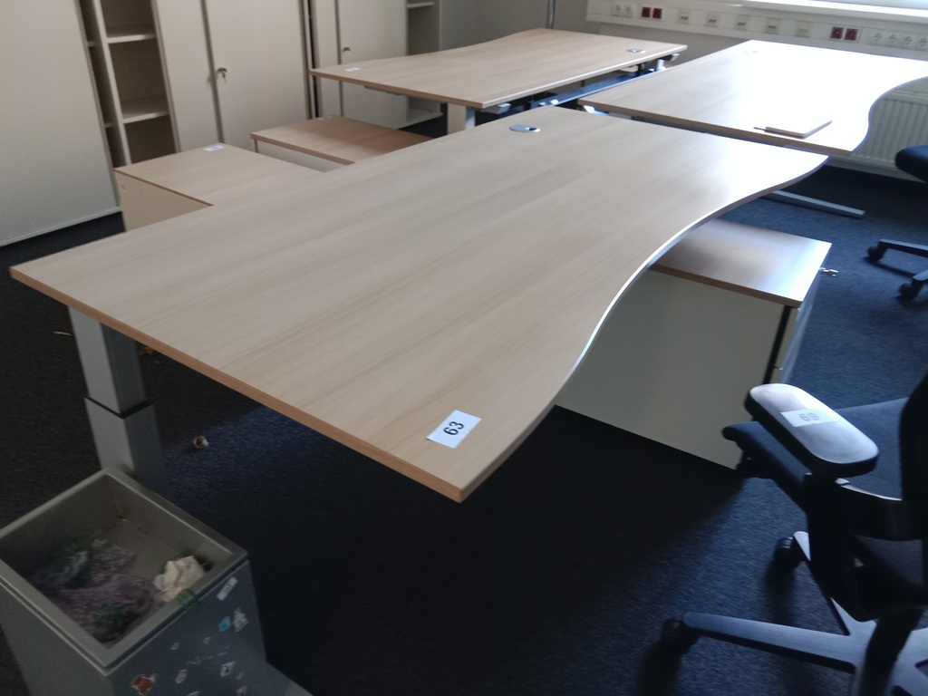 Schreibtisch geschwungen, h&ouml;henverstellbar, Ma&szlig;e: L 180 x B 90 cm