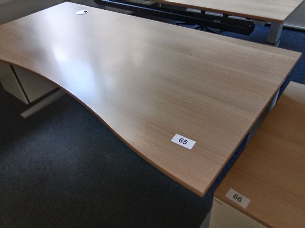 Schreibtisch geschwungen, h&ouml;henverstellbar, Ma&szlig;e: L 180 x B 90 cm?d=2026-09-02 17:22:37