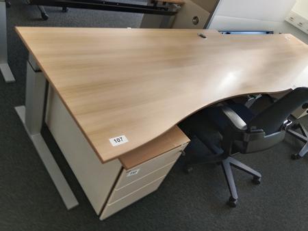 Schreibtisch geschwungen, höhenverstellbar, Maße: L 180 x B 90 cm Schreibtisch geschwungen, höhenverstellbar, Maße: L 180 x B 90 cm