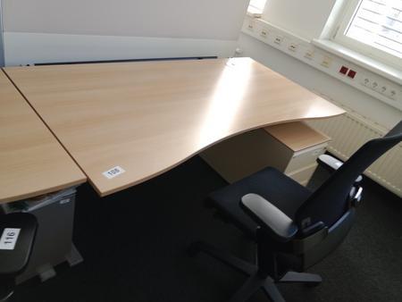 Schreibtisch geschwungen, höhenverstellbar, Maße: L 180 x B 90 cm Schreibtisch geschwungen, höhenverstellbar, Maße: L 180 x B 90 cm
