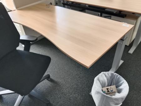 Schreibtisch geschwungen, höhenverstellbar, Maße: L 180 x B 90 cm Schreibtisch geschwungen, höhenverstellbar, Maße: L 180 x B 90 cm