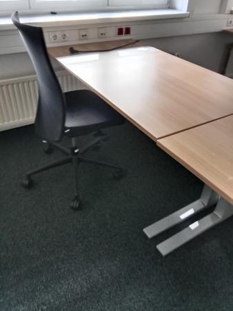 Schreibtisch, Maße L 140 x B 80 cm Schreibtisch, Maße L 140 x B 80 cm