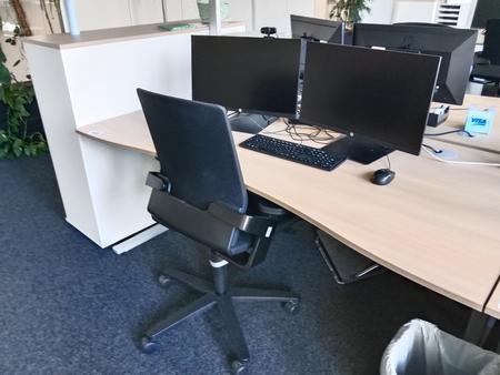 Schreibtisch geschwungen, höhenverstellbar, Maße: L 180 x B 90 cm Schreibtisch geschwungen, höhenverstellbar, Maße: L 180 x B 90 cm
