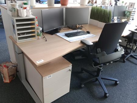 Schreibtisch geschwungen, höhenverstellbar, Maße: L 180 x B 90 cm Schreibtisch geschwungen, höhenverstellbar, Maße: L 180 x B 90 cm