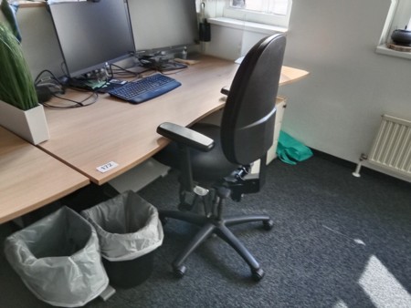Schreibtisch geschwungen, höhenverstellbar, Maße: L 180 x B 90 cm Schreibtisch geschwungen, höhenverstellbar, Maße: L 180 x B 90 cm