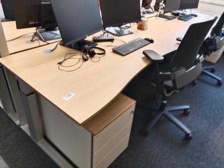 Schreibtisch geschwungen, höhenverstellbar, Maße: L 180 x B 90 cm Schreibtisch geschwungen, höhenverstellbar, Maße: L 180 x B 90 cm