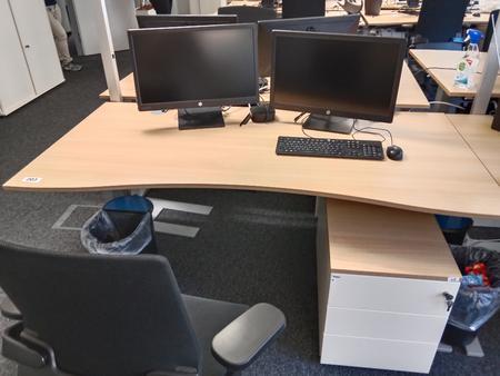 Schreibtisch geschwungen, höhenverstellbar, Maße: L 180 x B 90 cm Schreibtisch geschwungen, höhenverstellbar, Maße: L 180 x B 90 cm