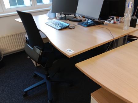 Schreibtisch geschwungen, höhenverstellbar, Maße: L 180 x B 90 cm Schreibtisch geschwungen, höhenverstellbar, Maße: L 180 x B 90 cm