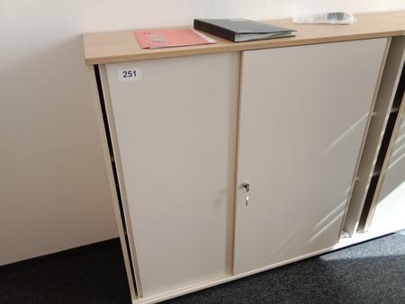 BENE Aktenschrank, 3 Ordnerhöhen, Maße B 120 x T 44 x H 113 cm BENE Aktenschrank, 3 Ordnerhöhen, Maße B 120 x T 44 x H 113 cm
