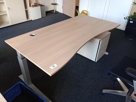 Schreibtisch geschwungen, höhenverstellbar, Maße: L 180 x B 90 cm Schreibtisch geschwungen, höhenverstellbar, Maße: L 180 x B 90 cm