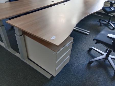 Schreibtisch geschwungen, höhenverstellbar, Maße: L 180 x B 90 cm Schreibtisch geschwungen, höhenverstellbar, Maße: L 180 x B 90 cm