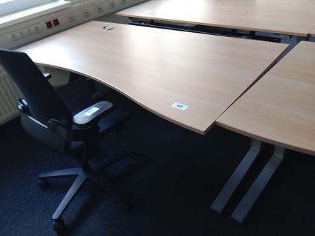 Schreibtisch geschwungen, höhenverstellbar, Maße: L 180 x B 90 cm Schreibtisch geschwungen, höhenverstellbar, Maße: L 180 x B 90 cm