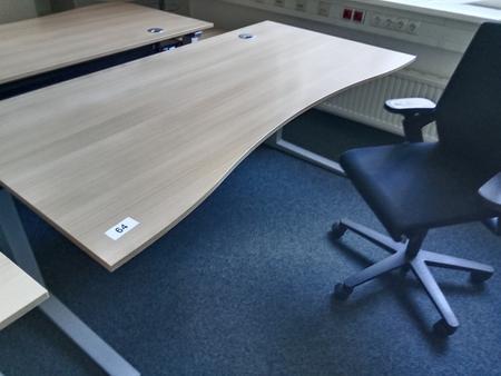 Schreibtisch geschwungen, höhenverstellbar, Maße: L 180 x B 90 cm Schreibtisch geschwungen, höhenverstellbar, Maße: L 180 x B 90 cm
