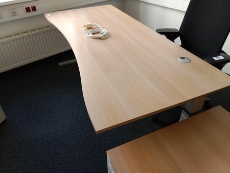 Schreibtisch geschwungen, höhenverstellbar, Maße: L 180 x B 90 cm Schreibtisch geschwungen, höhenverstellbar, Maße: L 180 x B 90 cm