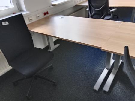 Schreibtisch, Maße L 140 x B 80 cm Schreibtisch, Maße L 140 x B 80 cm
