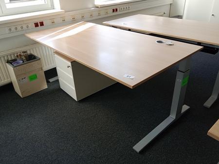 Schreibtisch geschwungen, höhenverstellbar, Maße: L 180 x B 90 cm Schreibtisch geschwungen, höhenverstellbar, Maße: L 180 x B 90 cm
