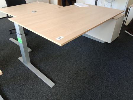 Schreibtisch, Maße L 160 x B 90 cm Schreibtisch, Maße L 160 x B 90 cm
