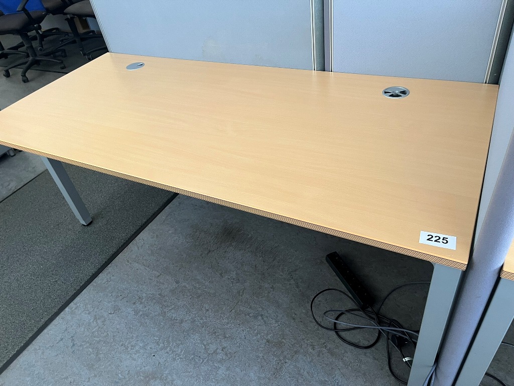 BENE Schreibtisch ca. 180 x 80 cm?d=2026-09-09 13:11:18