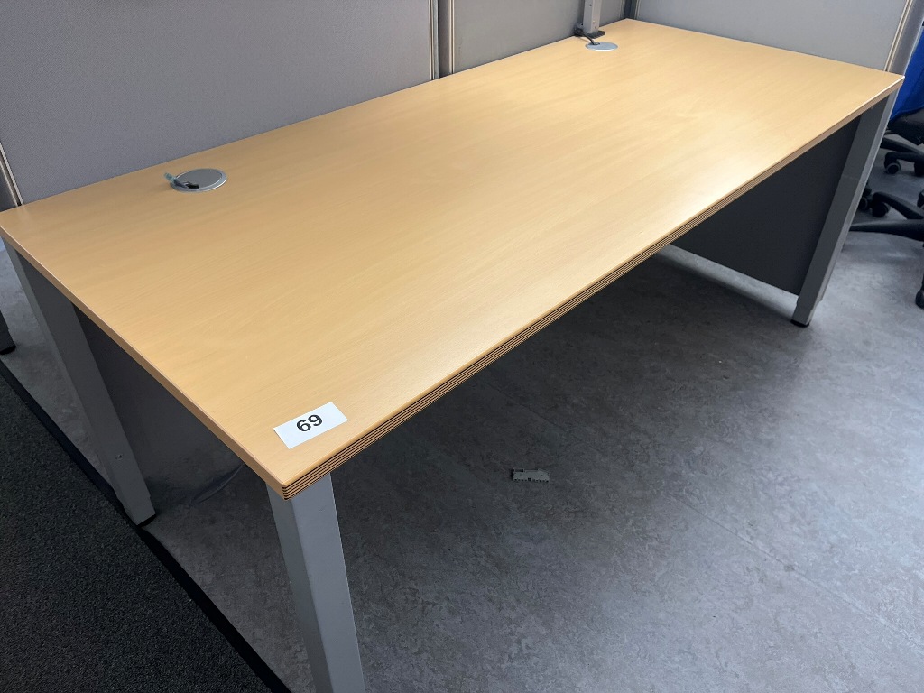 BENE Schreibtisch ca. 180 x 80 cm?d=2026-09-09 13:11:19