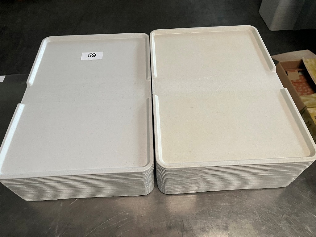 ca. 45 Stk. Tabletts aus Kunststoff
