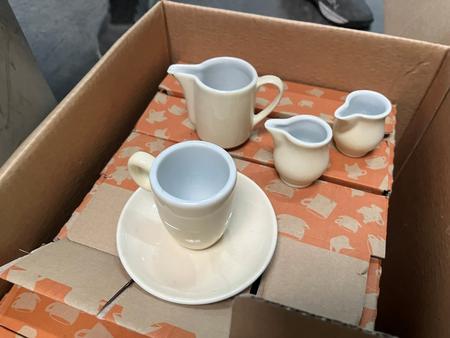 ca. 150 Stk. Espresso mit Untersetzern plus Milchk�nnchen