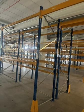 24.30 lfm Jungheinrich Schwerlastregal, bestehend aus 10 Jungheinrich Regalstehern 3750 mm und 36 Stk. Einh�ngebalken und Sicherungen, 2 Paletten, Ware demontiert