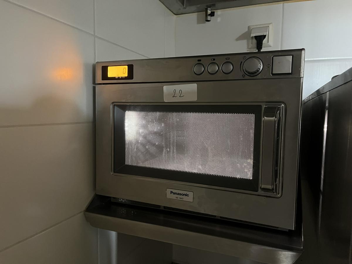PANASONIC Microwelle ca. 18 Liter Garraum 45/36/55 cm , 1800 W
