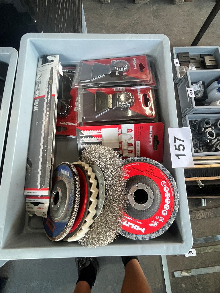 1 Kassette mit Hilti Schleifscheiben und Hilti Scraber