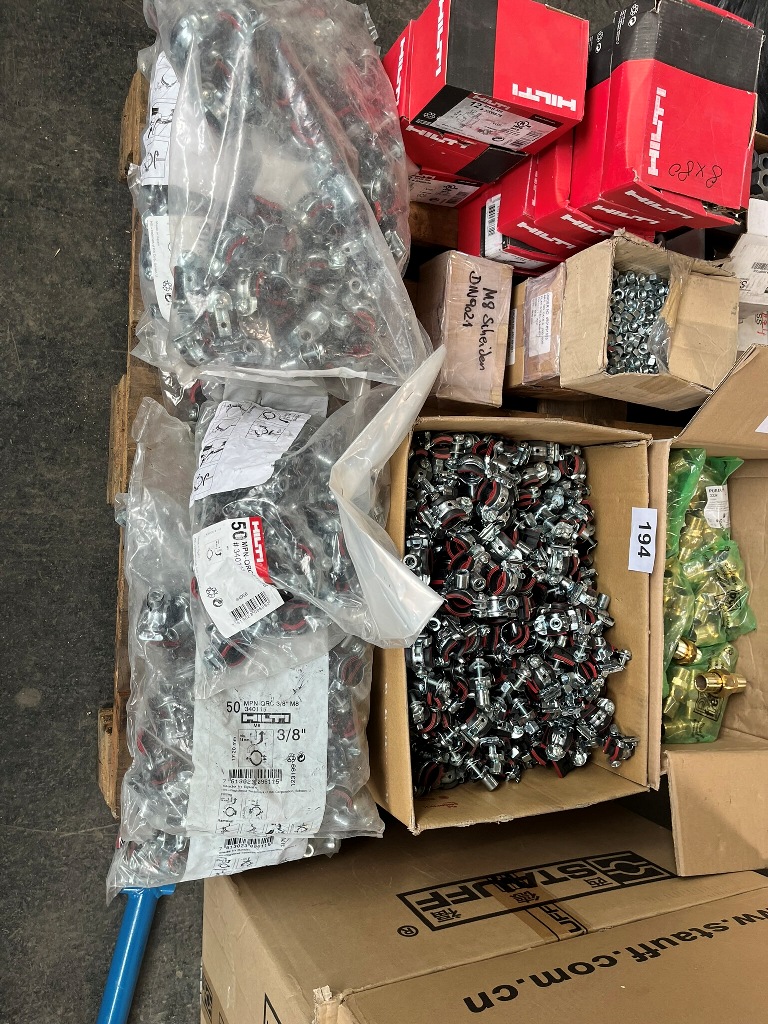 1 Palette mit Hilti Rohrschellen und Befestigungsmaterial
