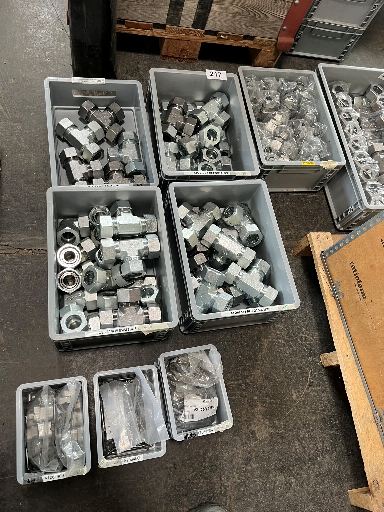 5 Kisten mit Verschraubern Halbzoll usw.
