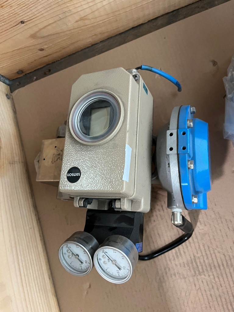 Samson 3730-2  digitaler Stellungsregler mit Minucon Ventil von FUJIKIN
