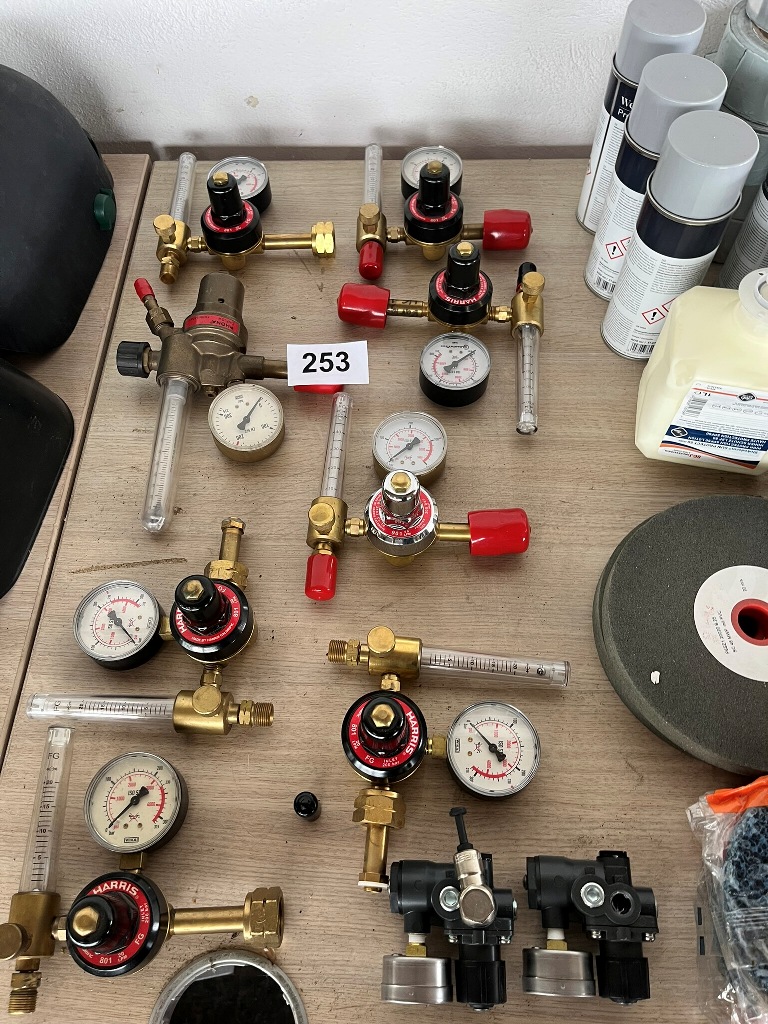 8 Stk. Armaturen