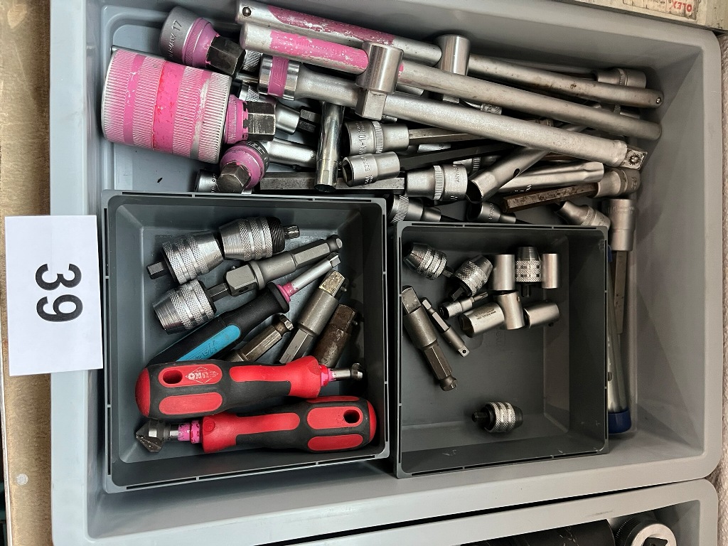 Kassette mit div. Nussen und Spezialwerkzeugen
