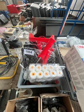 1 Kassette mit Malerwerkzeug, Walzen, Spritzgitter neu usw.