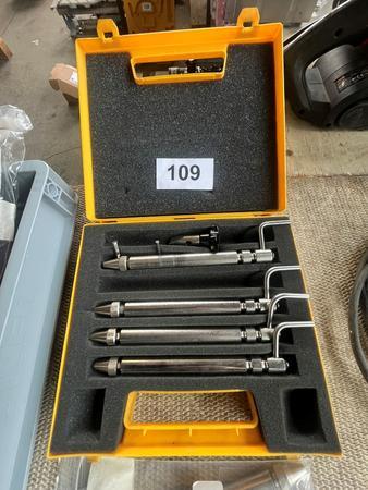 Kassette mit Elektroden und Spannzangen