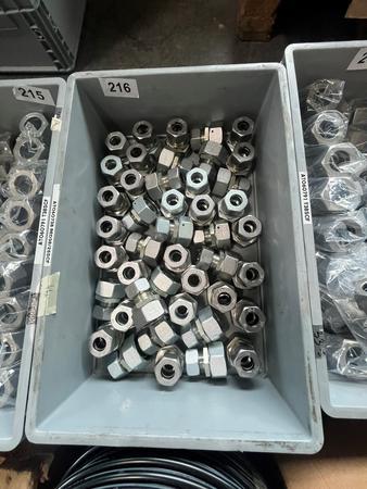 Kiste mit 25 S-Verschraubungen