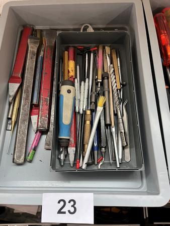 Kassette mit Stemmeisen und div. Bohrern