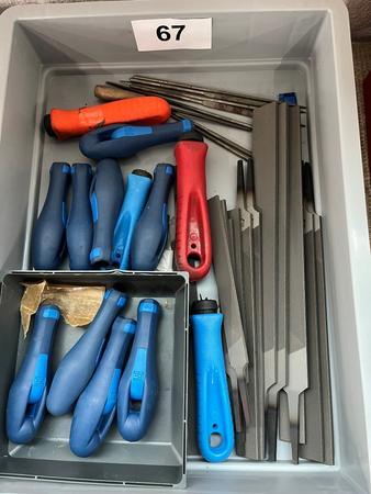Kassette mit fabriksneuen Handfeilen und Griffen