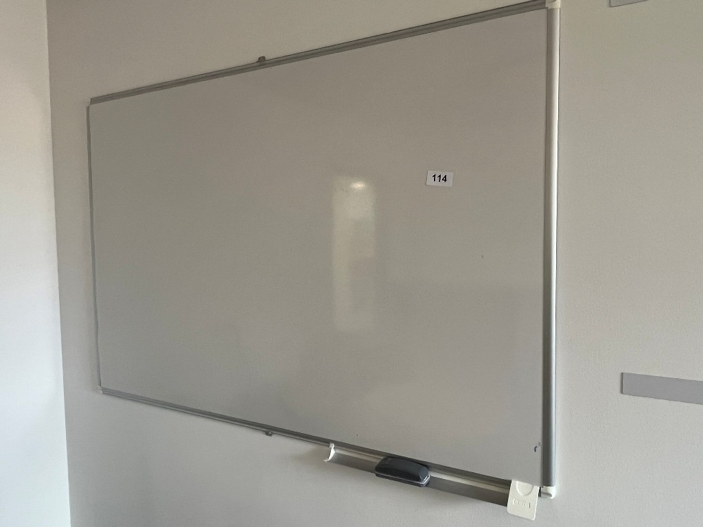 Whiteboard ca. 180 x 120 cm