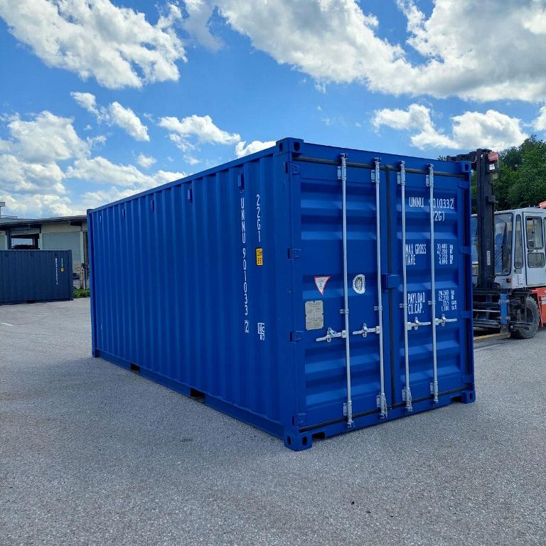 See- und Lagercontainer mit Stahlboden 20 Fu&szlig;, top Zustand mit g&uuml;ltiger CSC Plakette f&uuml;r die Schifffahrt, Ma&szlig;e: 6058 x 238 x 2591 mm, Rauminhalt: ca. 33 m3, Verladung mittels Stapler, Gewicht: ca. 2300 kg, RAL 5010 Enzianblau, Standort Timelkam