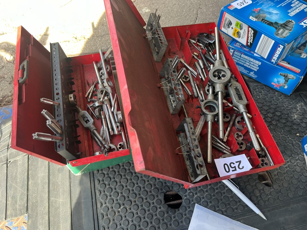 2 Kisten bef&uuml;llt mit Handwerkzeug