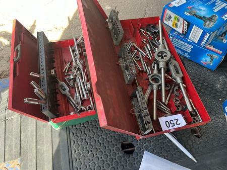 2 Kisten bef�llt mit Handwerkzeug