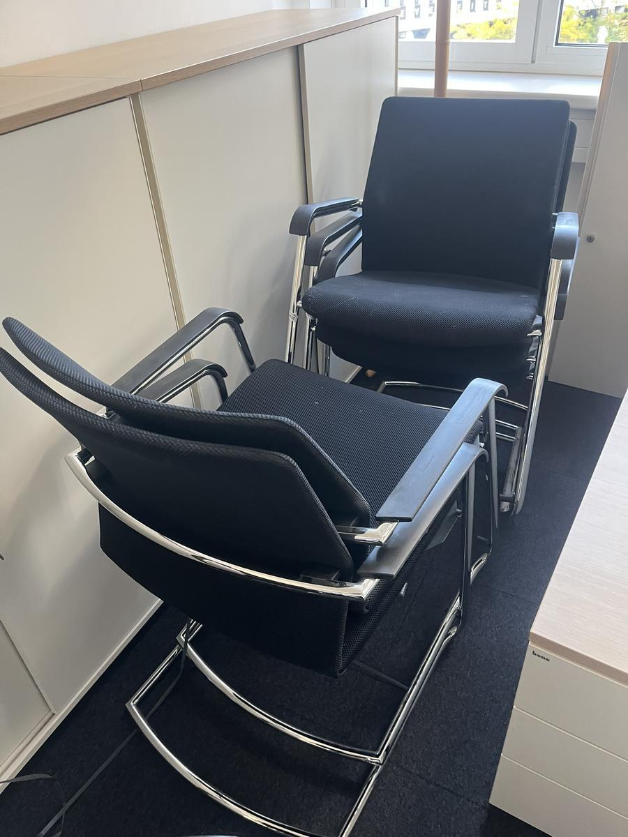 8 St&uuml;ck Wilkhahn Besprechungst&uuml;hle mit Armlehne schwarz?d=2026-10-17 15:42:38