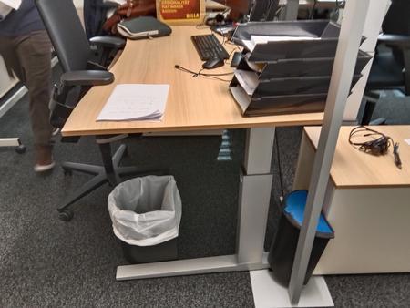 BENE Schreibtisch geschwungen, höhenverstellbar, Maße: L 180 x B 90 cm BENE Schreibtisch geschwungen, höhenverstellbar, Maße: L 180 x B 90 cm